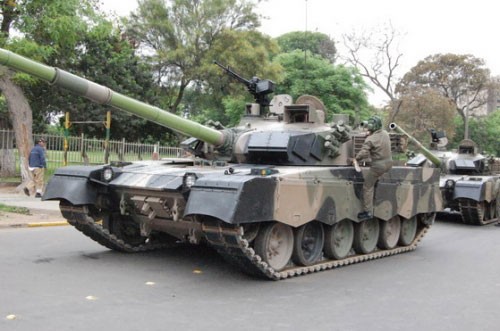 Xuất khẩu xe tăng MBT-2000 luôn sử dụng động cơ diesel của Ukraine. Hình ảnh trên là xe tăng MBT-2000 xuất hiện trong Lễ duyệt binh của Peru.